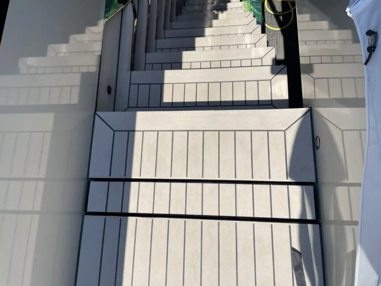 Close-up van Flexiteek synthetisch teak op jachttrap