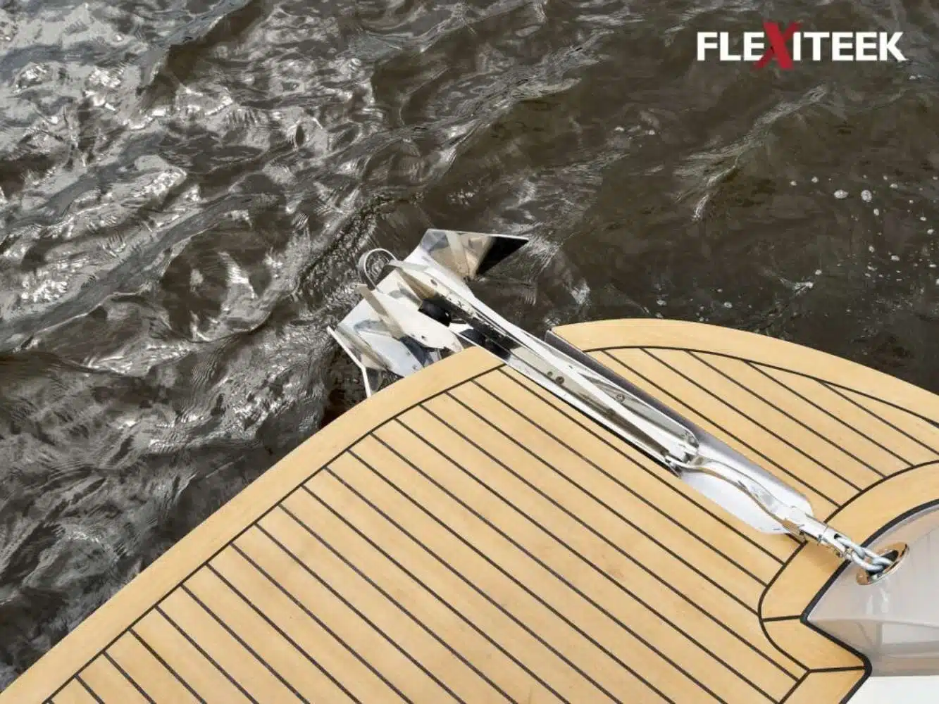 Detail van synthetisch teak Flexiteek dek op steeler jacht