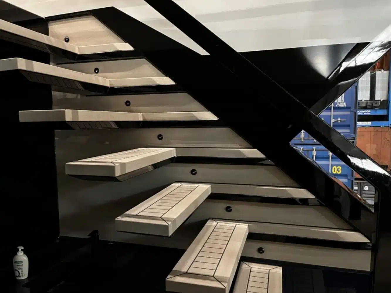 Flexiteek kunststof traptreden op moderne scheepstrap