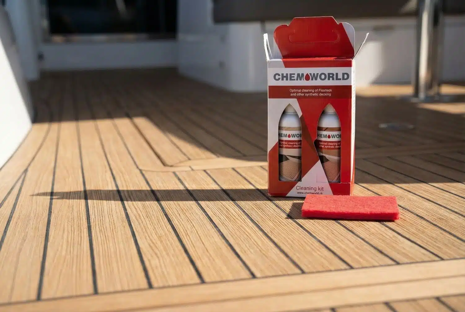 ChemWorld cleaning kit staand op kunststof teakdek in zonlicht