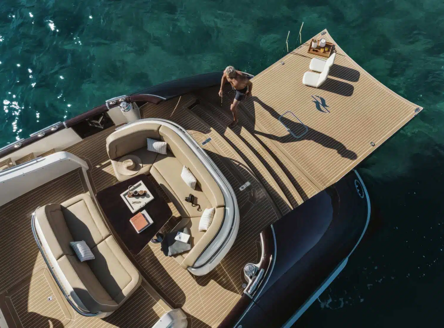 Kunststof teakdek op motorjacht gezien van bovenaf